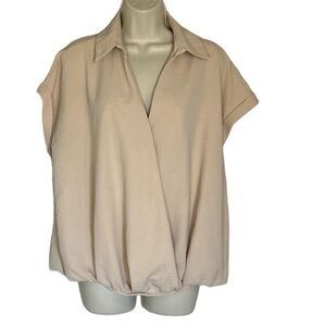 Dee elly cream color top with collar and short sleeves size L